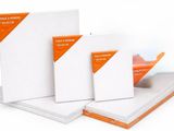 trois livres blancs et orange sont empilés les uns sur les autres