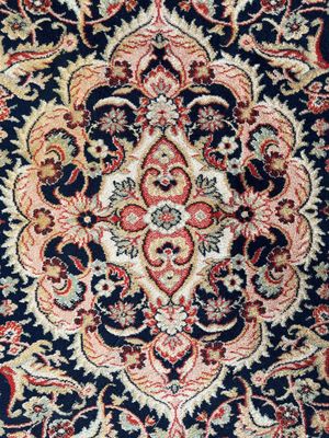 tapis persan ancien à motif floral sur fond bleu