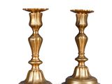 paire de chandeliers anciens en laiton sur fond blanc