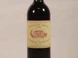 une bouteille de vin posée sur une table