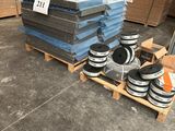 plusieurs piles de tôles d'acier de différents types sur une palette