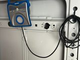 une camionnette blanche équipée d'une radio bleue et noire