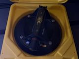 une boîte jaune contenant un objet noir