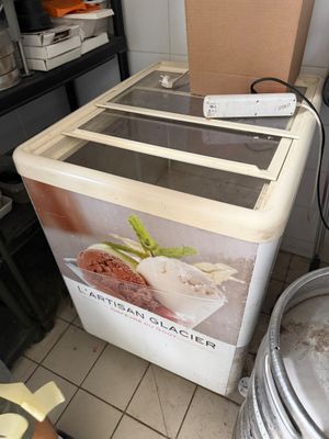 un réfrigérateur sur lequel est accrochée une affiche, dans une cuisine