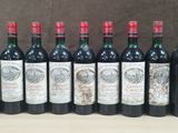 plusieurs bouteilles de vin sont alignées sur une table