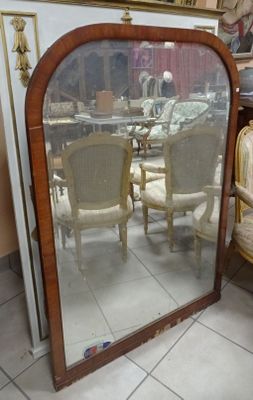 un grand miroir posé par terre à côté d'une chaise