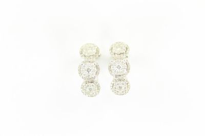 une paire de boucles d'oreilles en diamant sur fond blanc