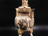 une image représentant un vase surmonté d'une figurine