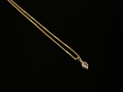 CHAÎNE et PENDENTIF en or 750/°°° (18k), la chaîne à maille … - Photo 1