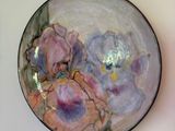 une assiette décorée de fleurs accrochée au mur