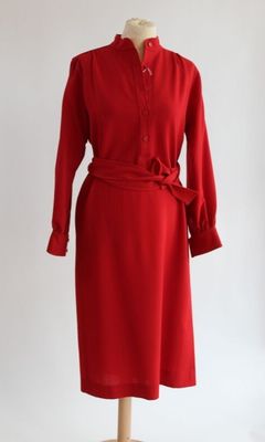 une robe rouge sur un mannequin, posée sur un fond blanc