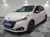 la voiture blanche est garée sur un sol en damier dans le garage