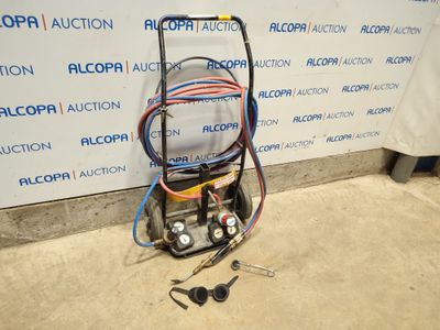 une pompe électrique équipée d'un tuyau et à laquelle est raccordé un tuyau