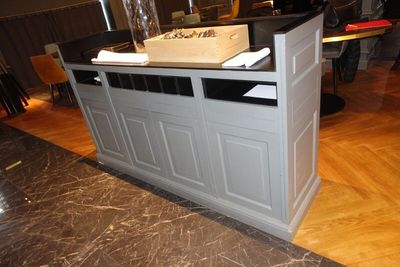 SUR DESIGNATION : Un meuble de rangement en bois et un lot d…