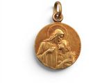 une médaille d'or représentant Jésus tenant un enfant dans ses bras