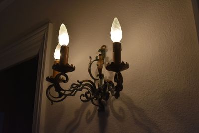 two lights that are on the wall in the room