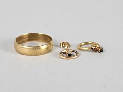 deux bagues en or et une bague sertie d'une pierre noire