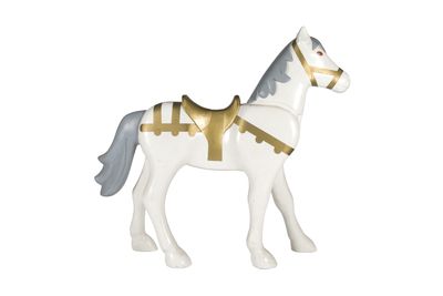 un cheval blanc avec un harnais doré sur le dos