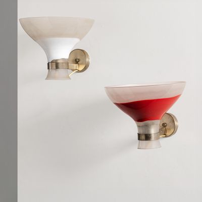 paire d'appliques murales en verre rouge et blanc en forme de verre à martini