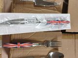 deux fourchettes et deux cuillères dans une boîte en carton