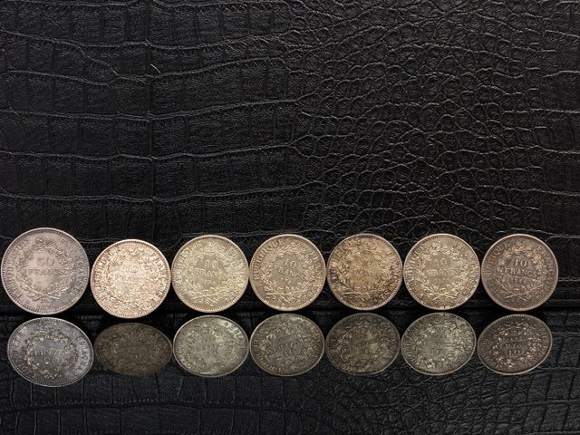 En argent : six pièces de monnaies de 10frs et une pièce de 50frs