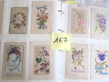un livre sur lequel figure un bouquet de fleurs