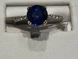 une photo d'une bague sertie d'une pierre bleue