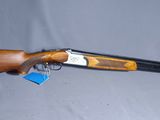 un fusil de chasse posé sur une table