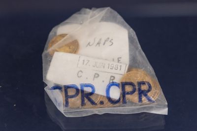 un paquet de biscuits posé sur une table