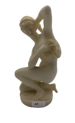 Ecole francaise vers 1900, La sortie de bain, albâtre, H: 27…