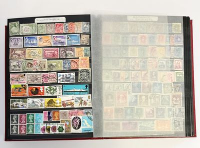 un livre ouvert, orné de timbres, posé sur une surface blanche