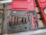 une boîte à outils rouge à roulettes avec une clé