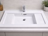 un lavabo blanc posé sur un plan de travail dans une salle de bains