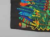 une image représentant un t-shirt noir orné d'un motif coloré