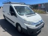 la camionnette blanche est garée sur le côté de la route