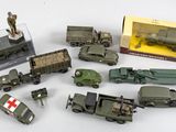 de nombreux véhicules militaires et camions miniatures dans une vitrine