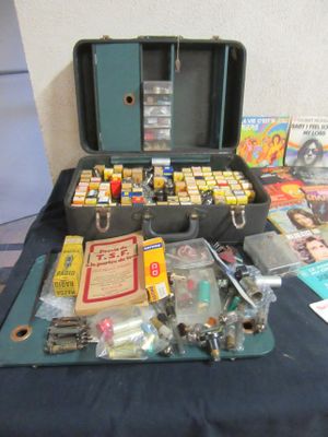 une valise remplie d'objets posée sur une table