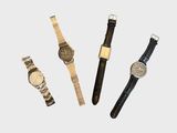 trois montres différentes posées les unes à côté des autres sur une surface blanche
