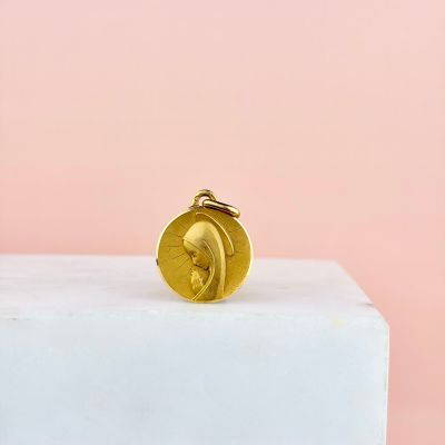 une pièce d'or posée sur un bloc de marbre