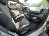 l'intérieur d'une voiture, la portière ouverte et le siège conducteur relevé