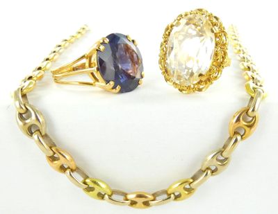 Deux bagues et un bracelet sont présentés sur un fond blanc