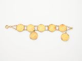 un bracelet composé de cinq pièces d'or montées sur une chaîne