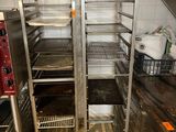 les nombreux rayonnages remplis de provisions qui se trouvent dans la cuisine