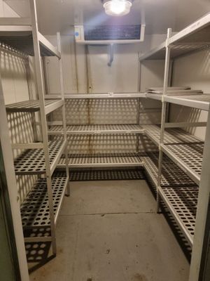 une longue étagère au milieu d'une pièce
