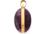 un gros plan d'un pendentif violet et doré sur fond blanc