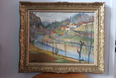 une photo d'un tableau accroché au mur au-dessus d'un tabouret