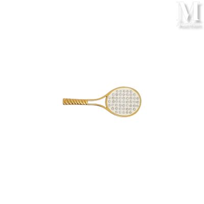 une raquette de tennis posée sur une surface blanche