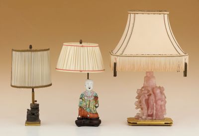 trois lampes différentes sont posées les unes à côté des autres sur une table