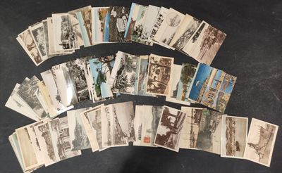 beaucoup de vieilles cartes postales sur la table