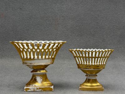 Deux petites corbeilles navette en porcelaine de Paris blanc…